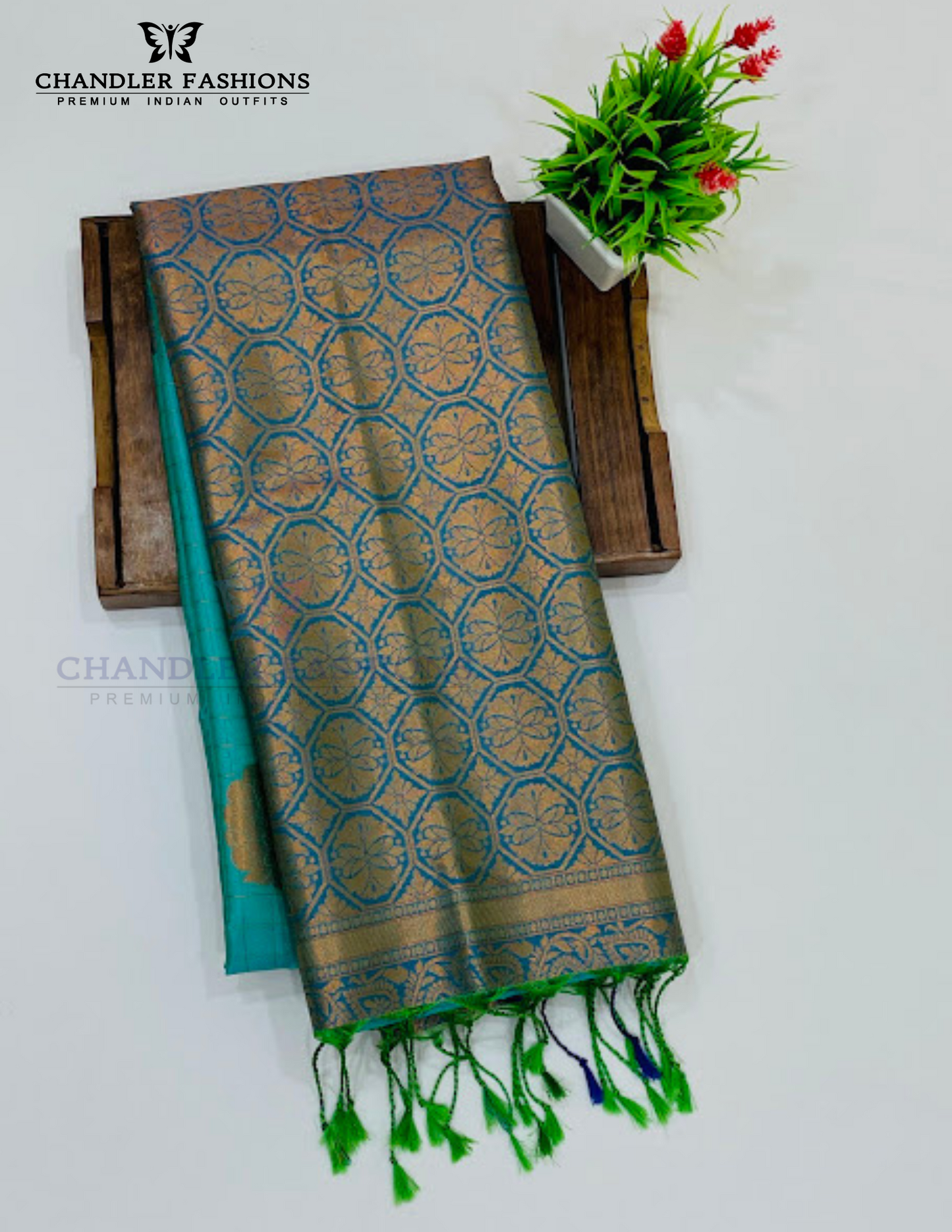 Elegant Green Soft Silk Saree With Zari Work For Women