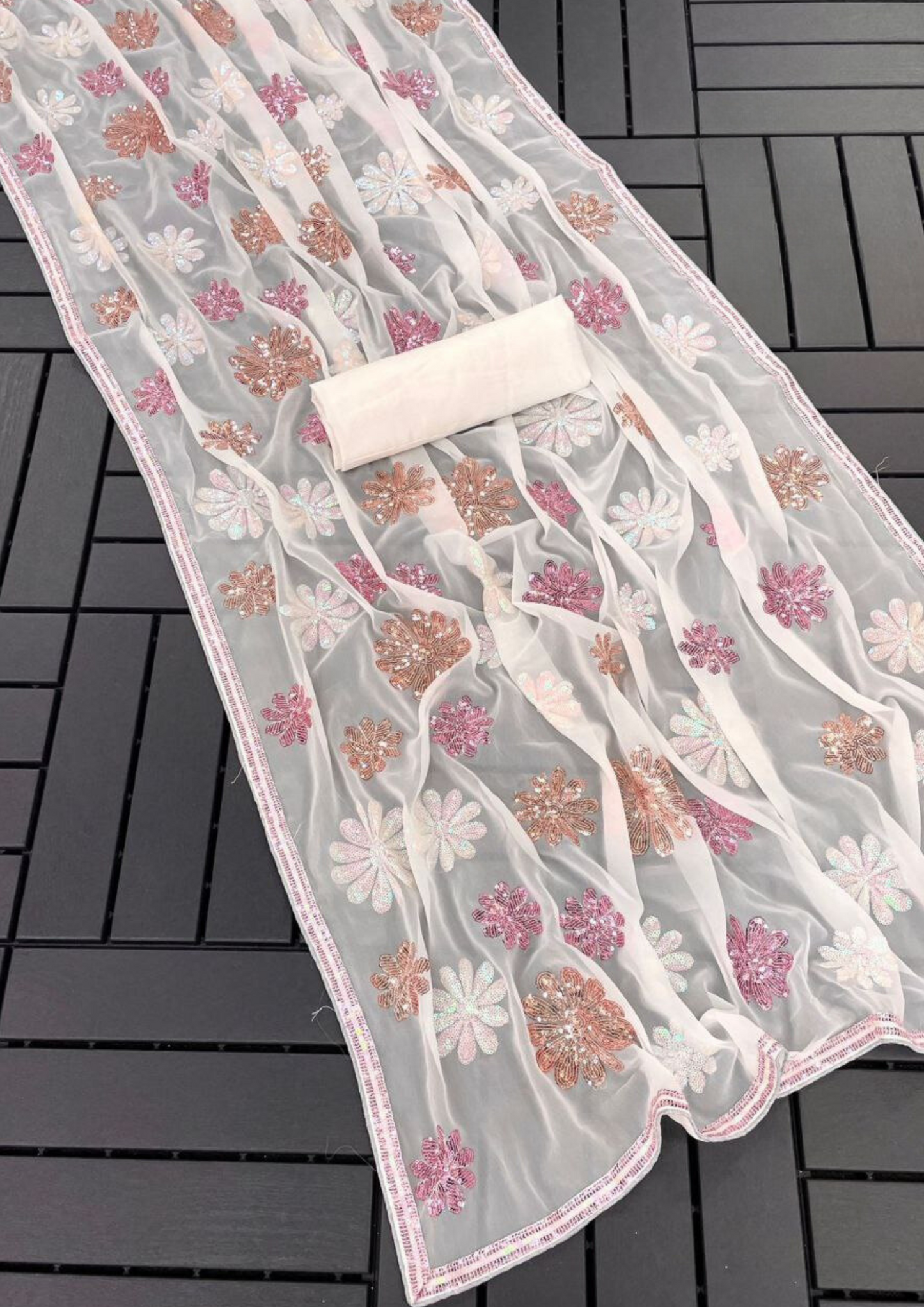lace Border Saree For Women Near Me