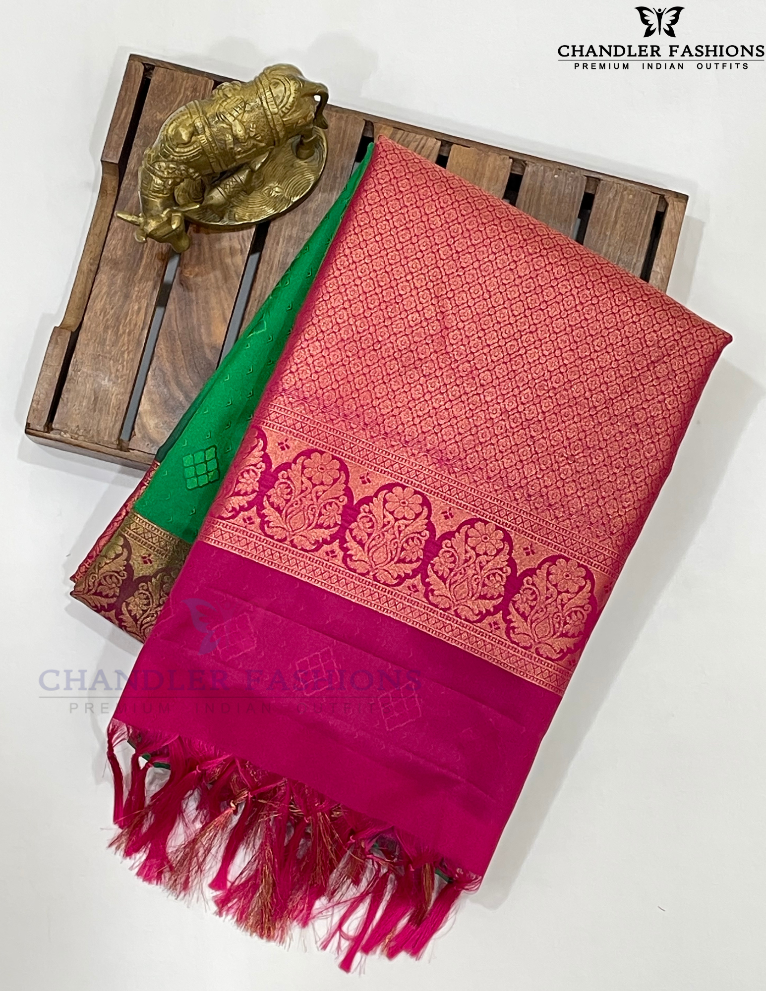 Appealing Green Color Soft Silk Saree With Contrast Pallu And Fancy Tassels For Women Near Me