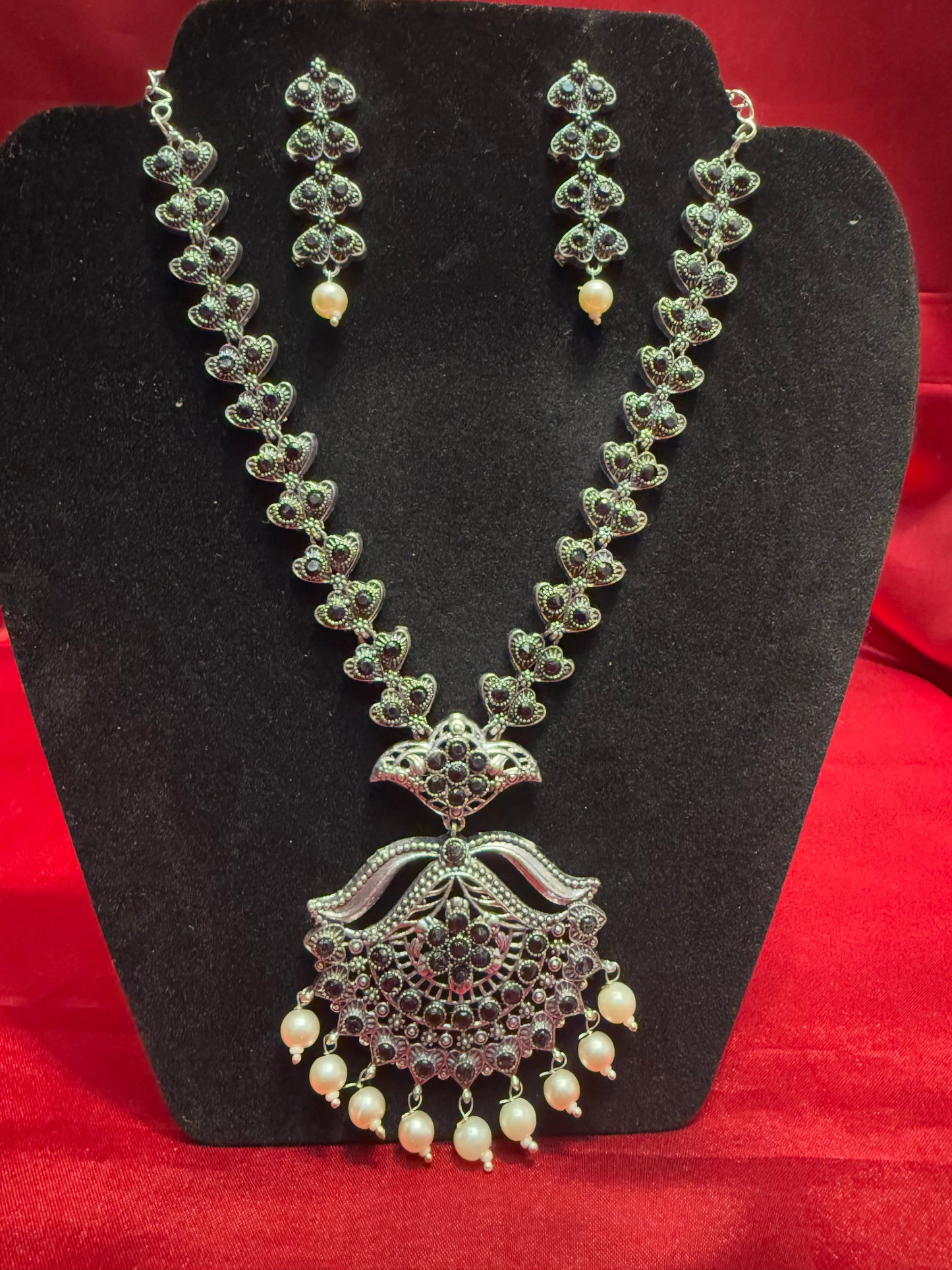 Oxidized Pearl Beaded Necklace With Earrings In Yuma