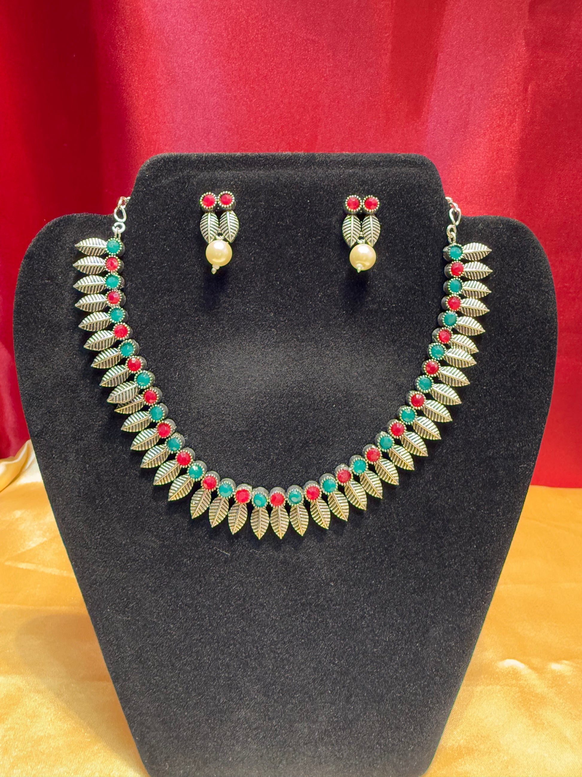 Multicolor Oxidized Necklace With Earrings In Yuma