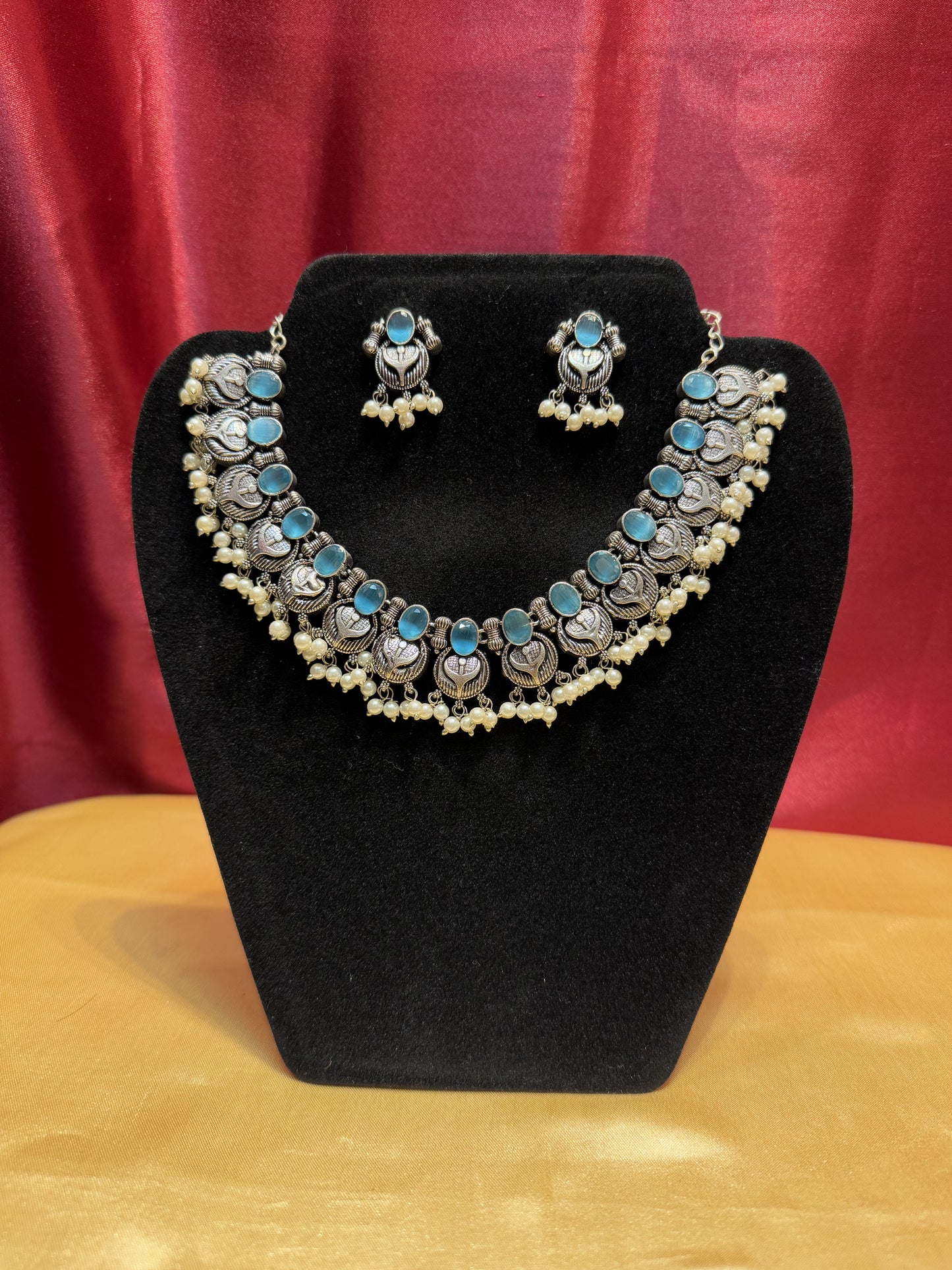 Blue Stoned Oxidized Necklace And Earrings In Yuma