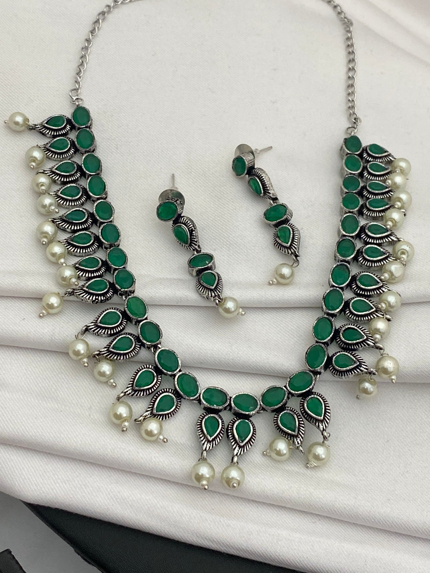 Silver Necklace With Emerald Stone And Pearl Hangings in Happy Jock