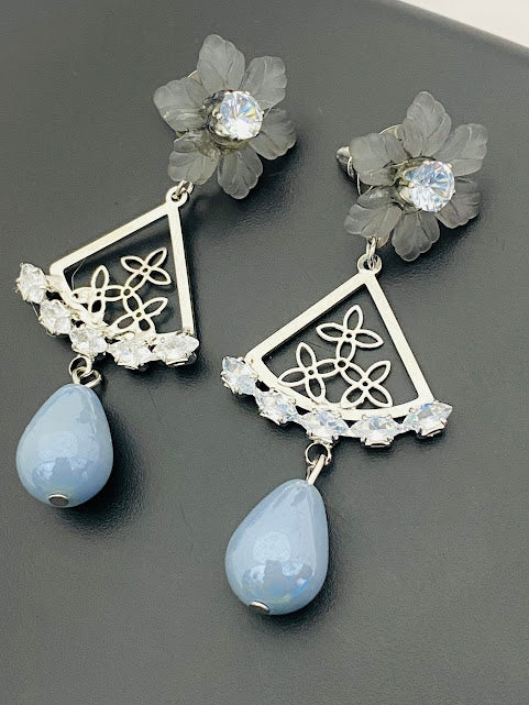 Attractive Triangle Gray Pearl Stone In Tempe