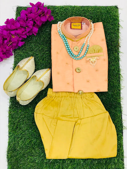 Sherwani Juttis With Brooch Pin And Pearl Mala In Yuma