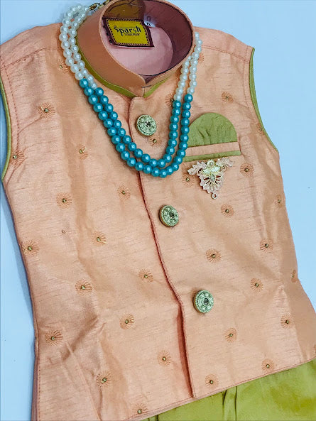 Juttis With Brooch Pin And Pearl Mala In Tempe