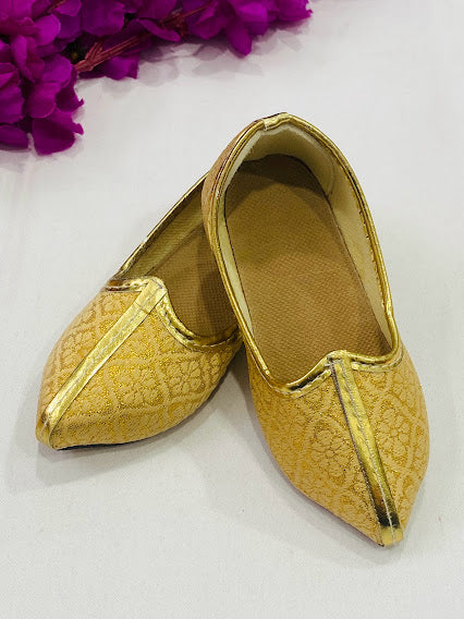 Traditional Yellow Color Kurta Pajama Set With Peral Mala And Mojari
