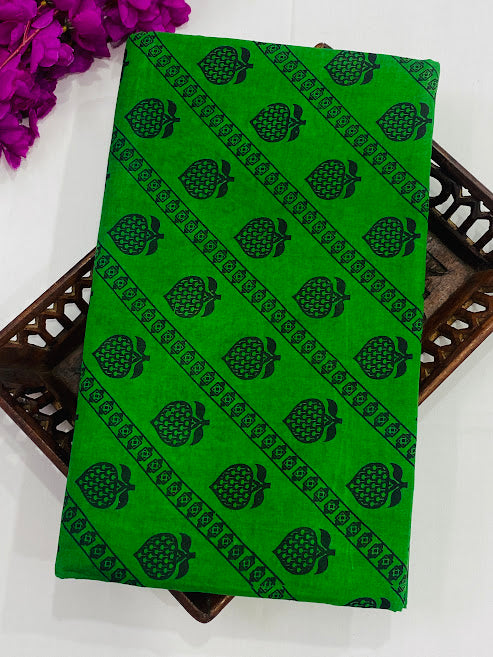 Green Color Pure Sungudi Cotton Saree With Red Contrast Zari Border Near Me