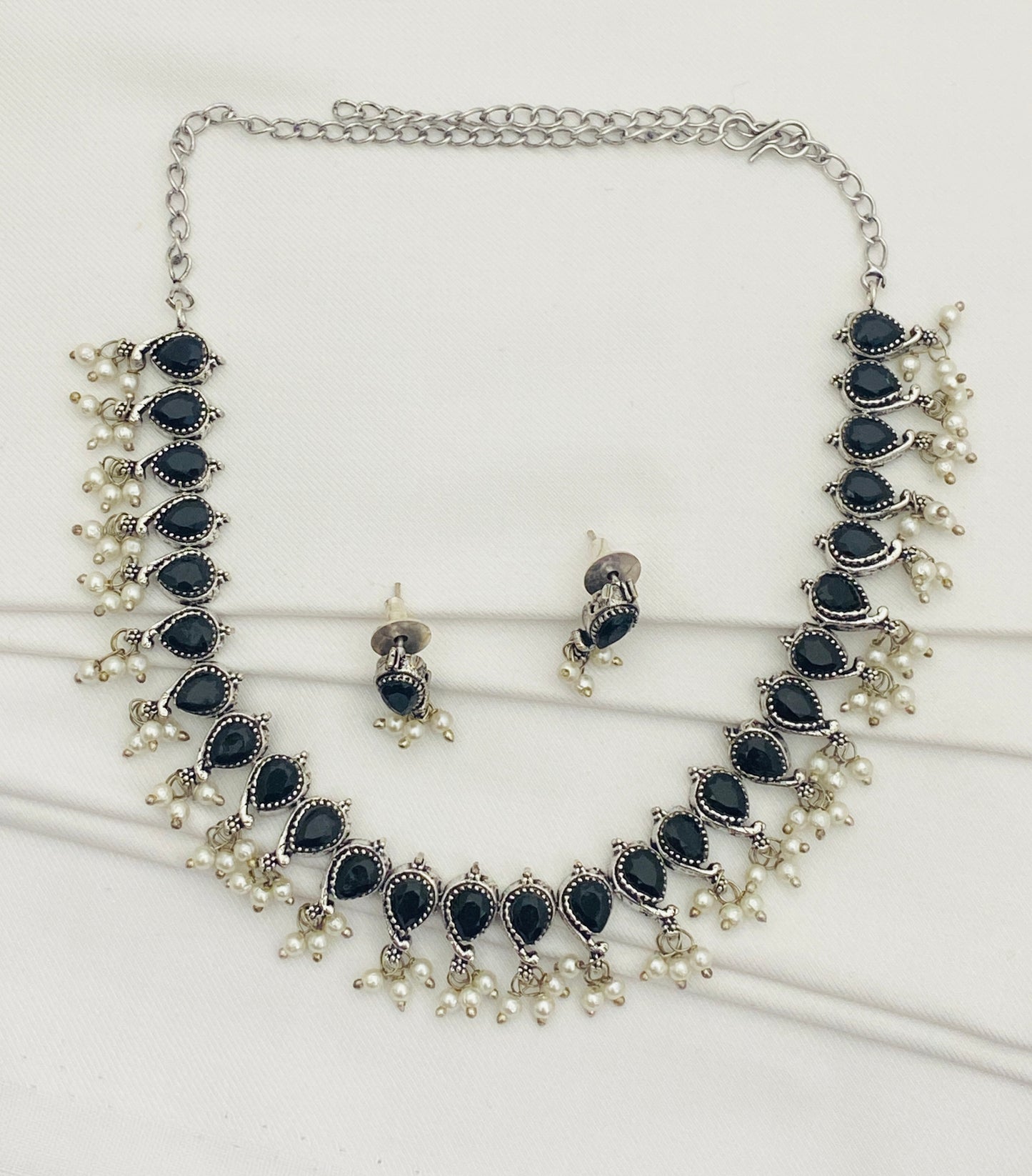 Short Neckpiece With Matching Earrings And Pearl Drops in Peoria