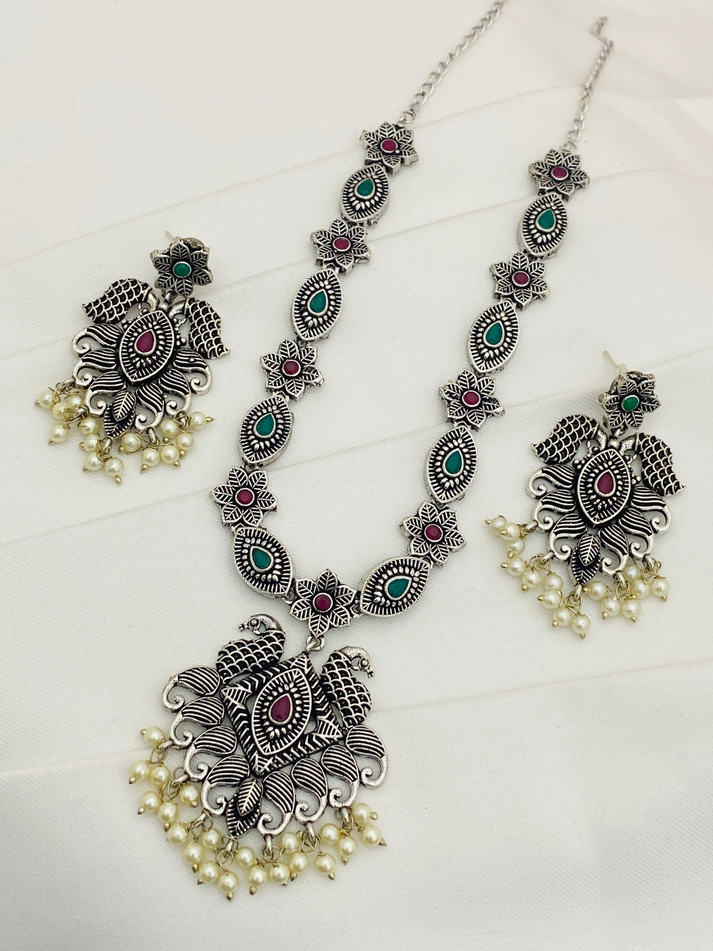 Designed Silver Toned Oxidized Necklace With Earrings In Yuma