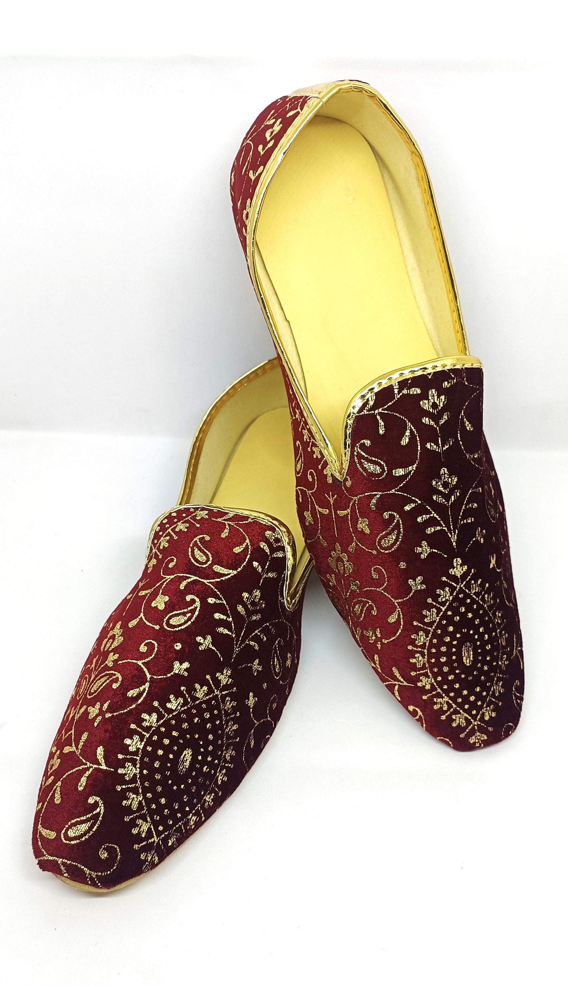 Attractive Maroon Colored Mojaris In Mesa