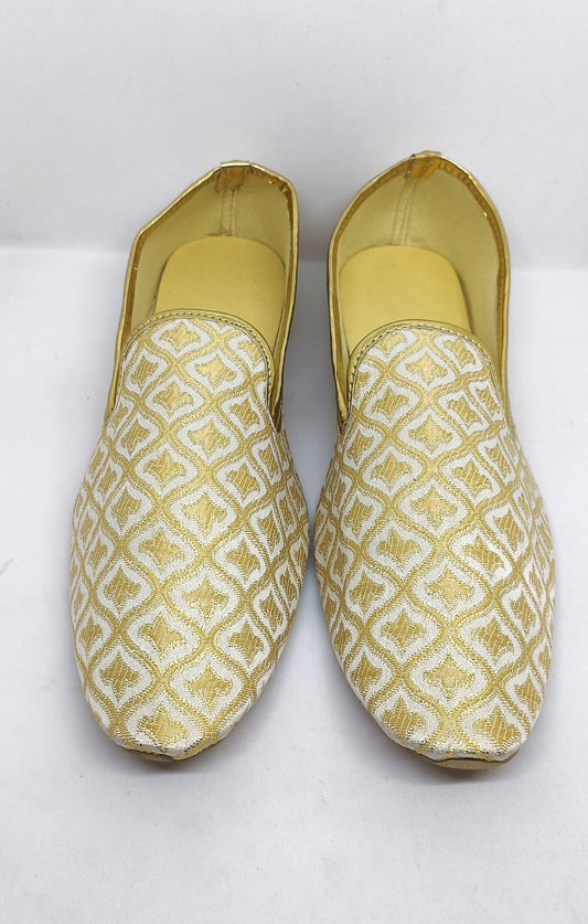 Attractive Cream Color Embroidered Mojaris For Men