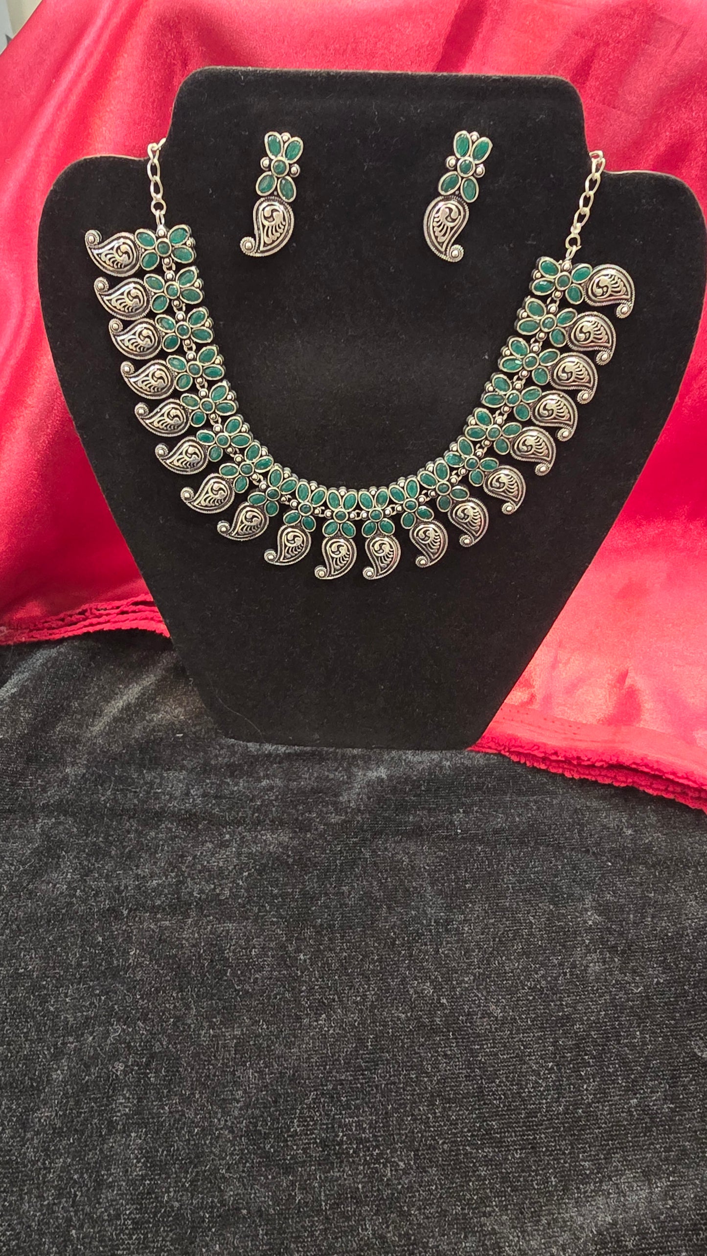 Fantastic Green Color Paisley Shaped Necklace With Earrings