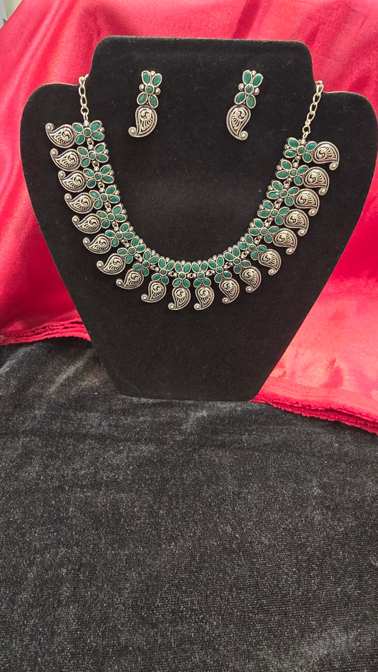 Fantastic Green Color Paisley Shaped Necklace With Earrings