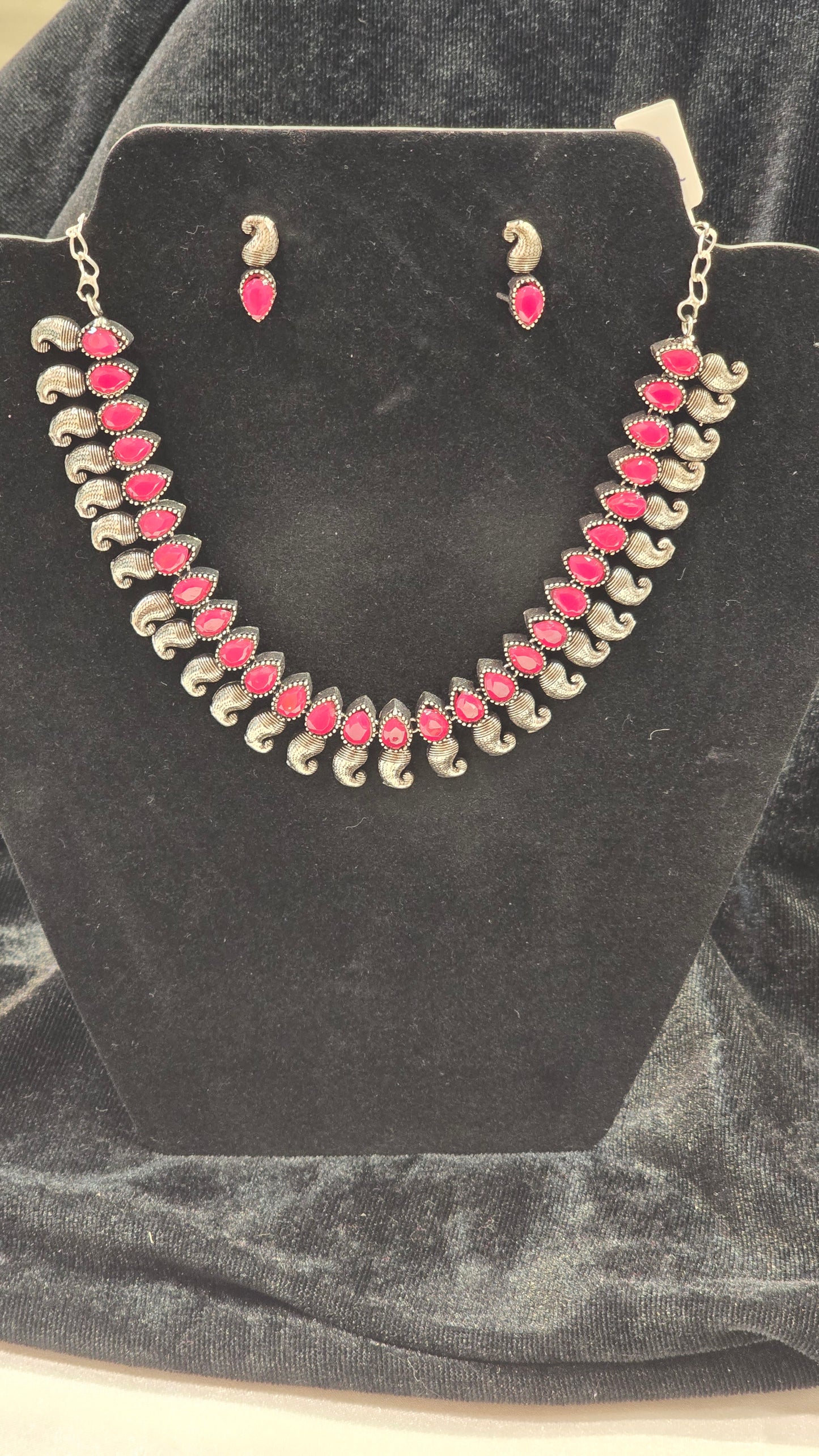 Attractive Dark Pink Color Paisley Shaped Necklace With Earrings Set