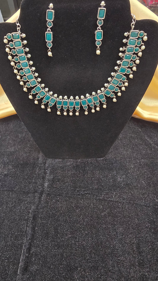 Elegant Emerald Green Colored Stoned Necklace With Earrings