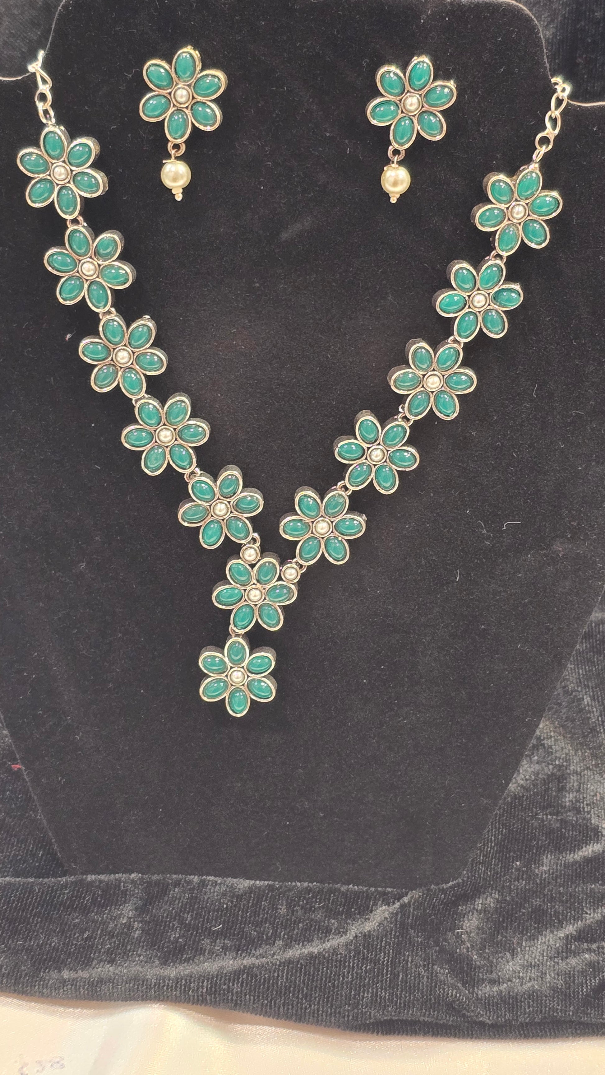 Beautiful Green Color Flower Shaped Necklace With Earrings Set