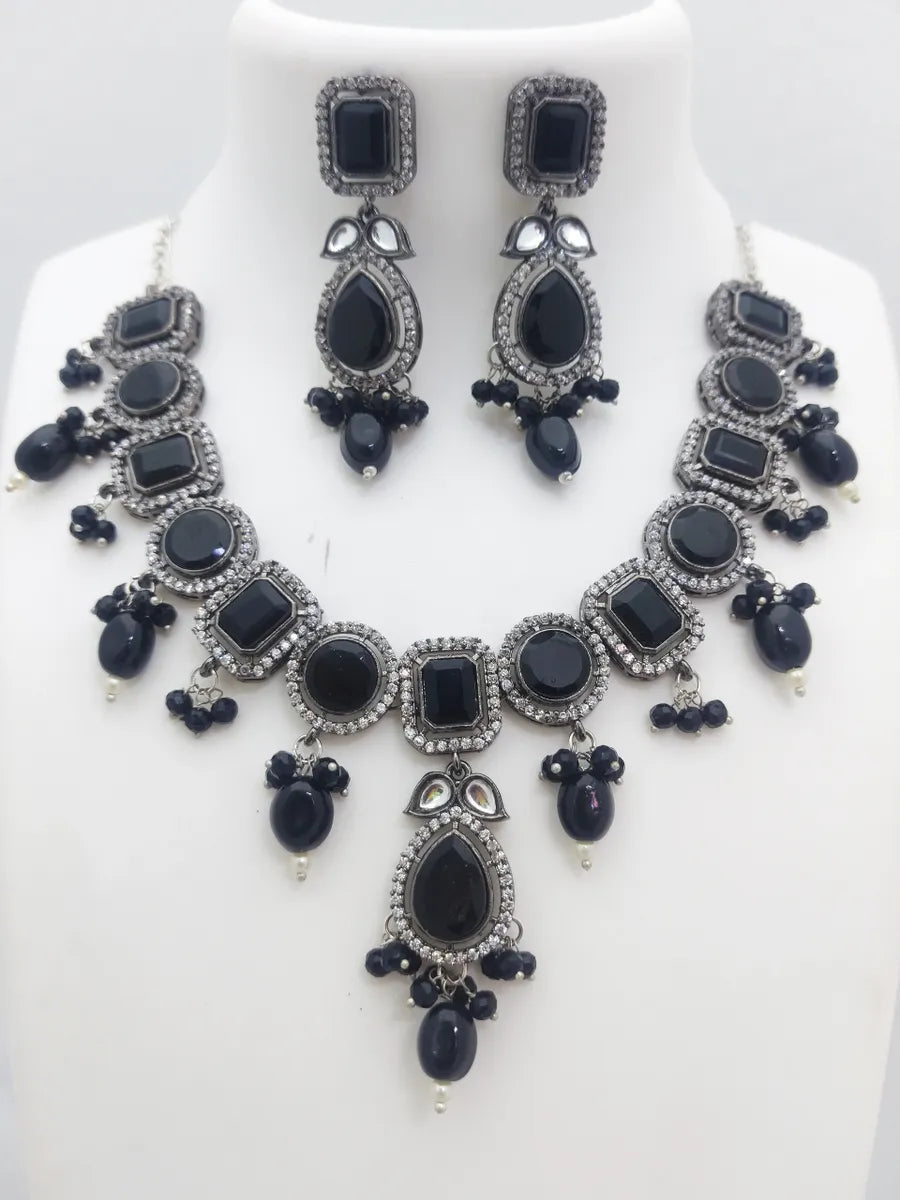 Zircon Stone Ornamented Traditional Silver And Black Color Alloy Necklace Set