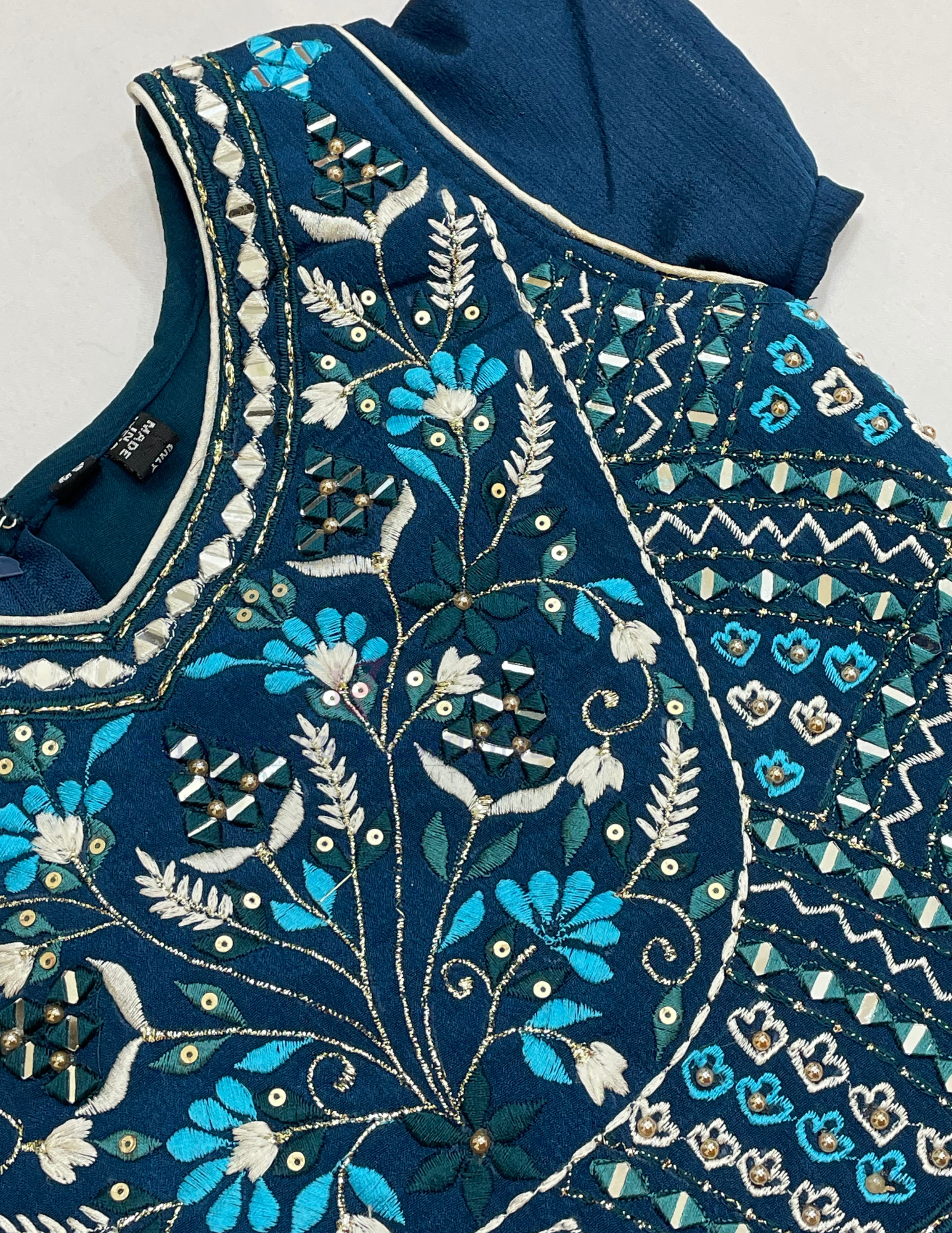  Teal Blue And Off White Color Choli In Suncity