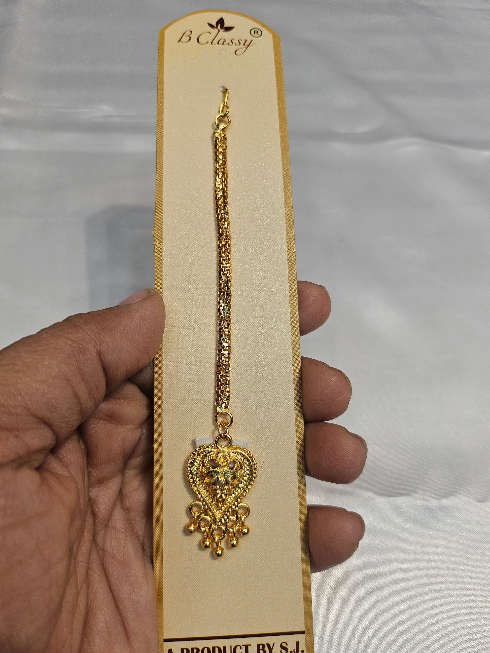 Appealing Gold Plated Simple And Elegant Maang Tikka With Pearls