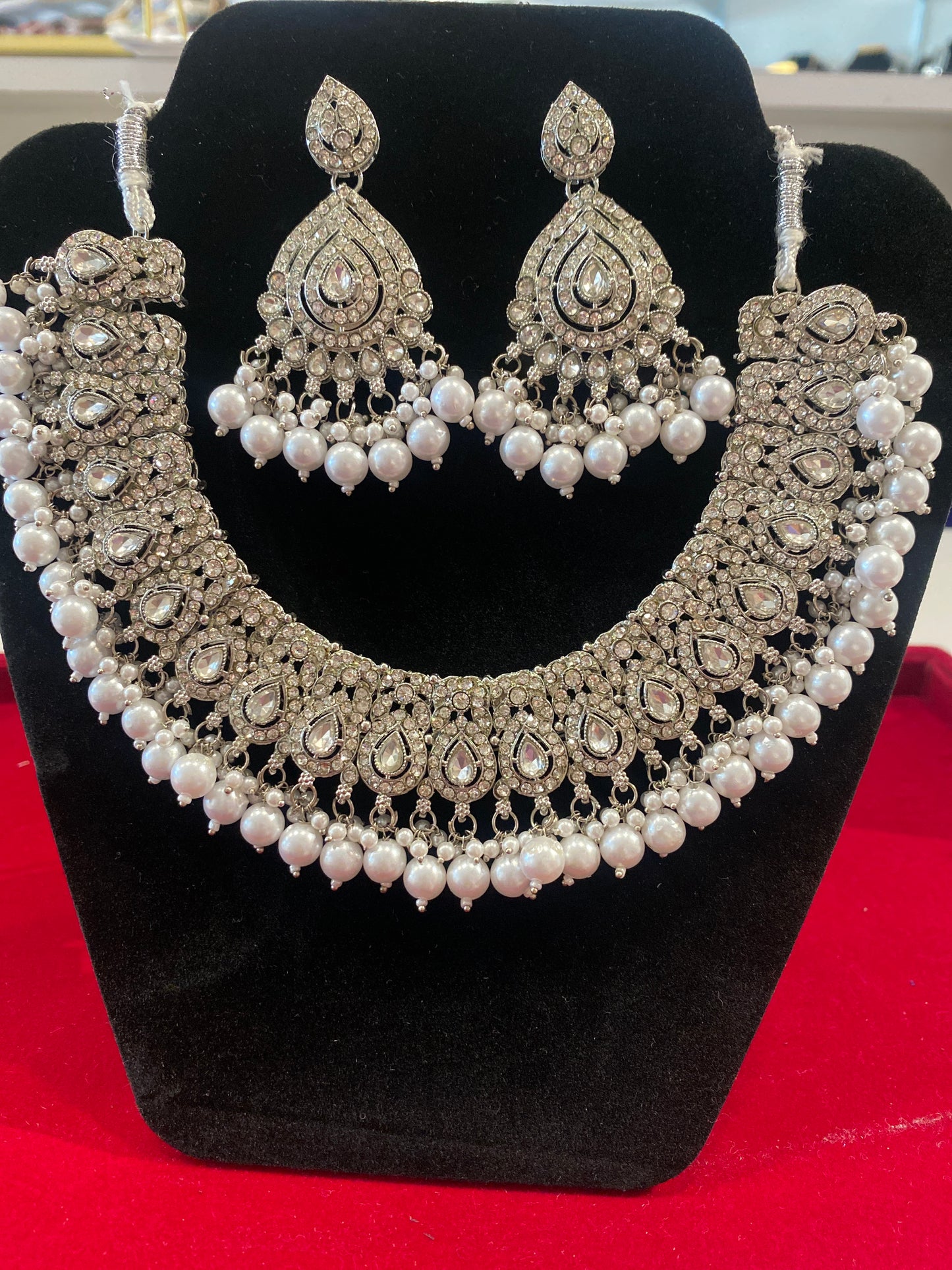 Elegant White Color Stone And Pearl Necklace Set With Matching Earrings