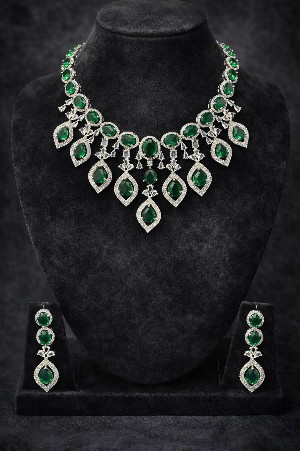 Stunning Emerald Green And White Stones Silver Plated Necklace With Earrings Set