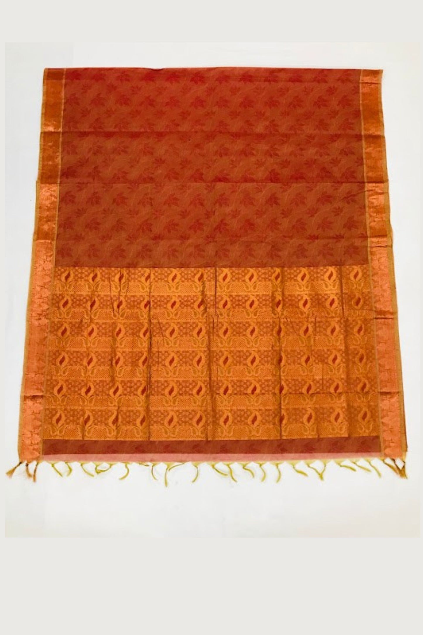 Dazzling Red Color Raw Silk Saree In Yuma