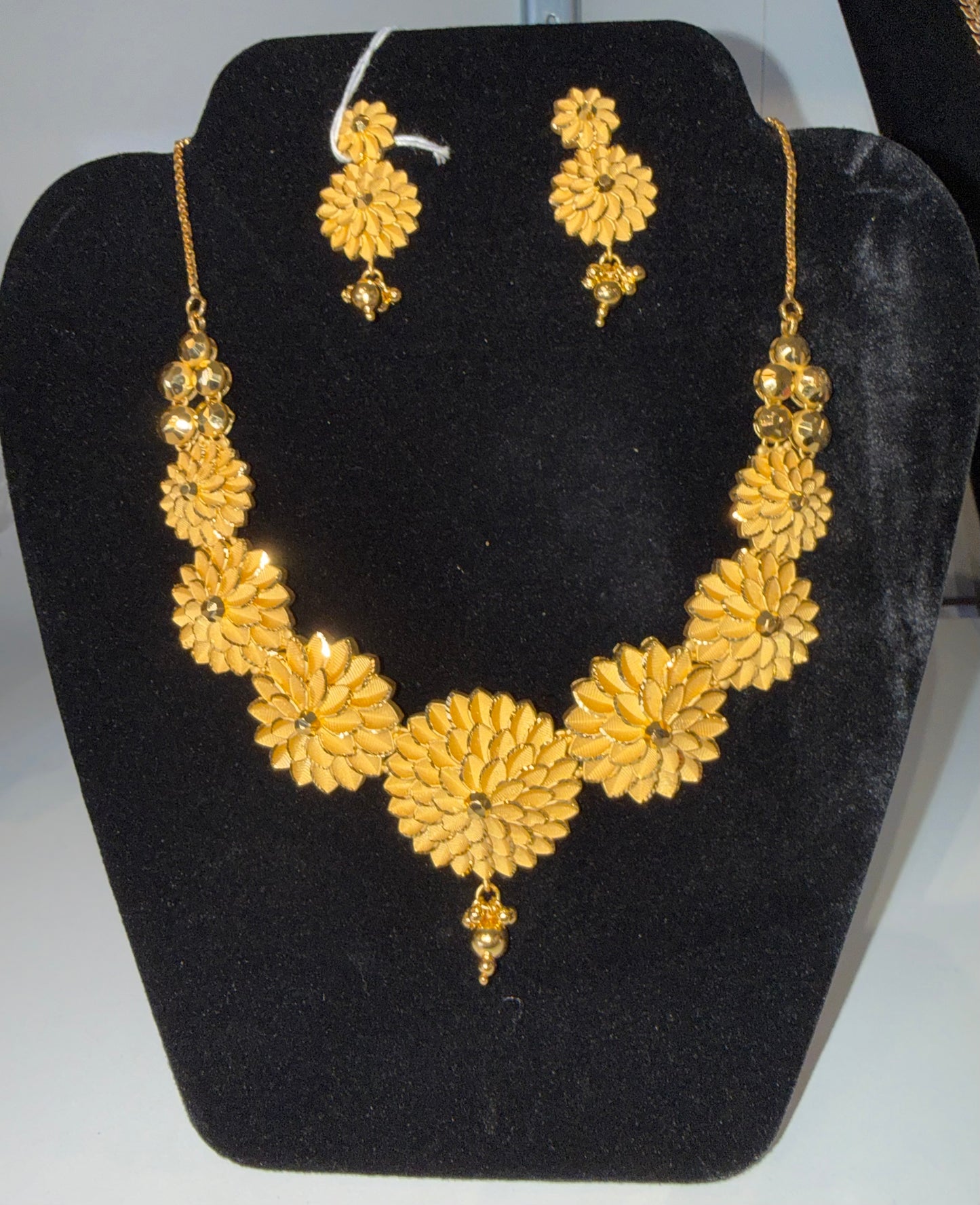 Marvelous Gold Plated floral Necklace Set For Women with earrings