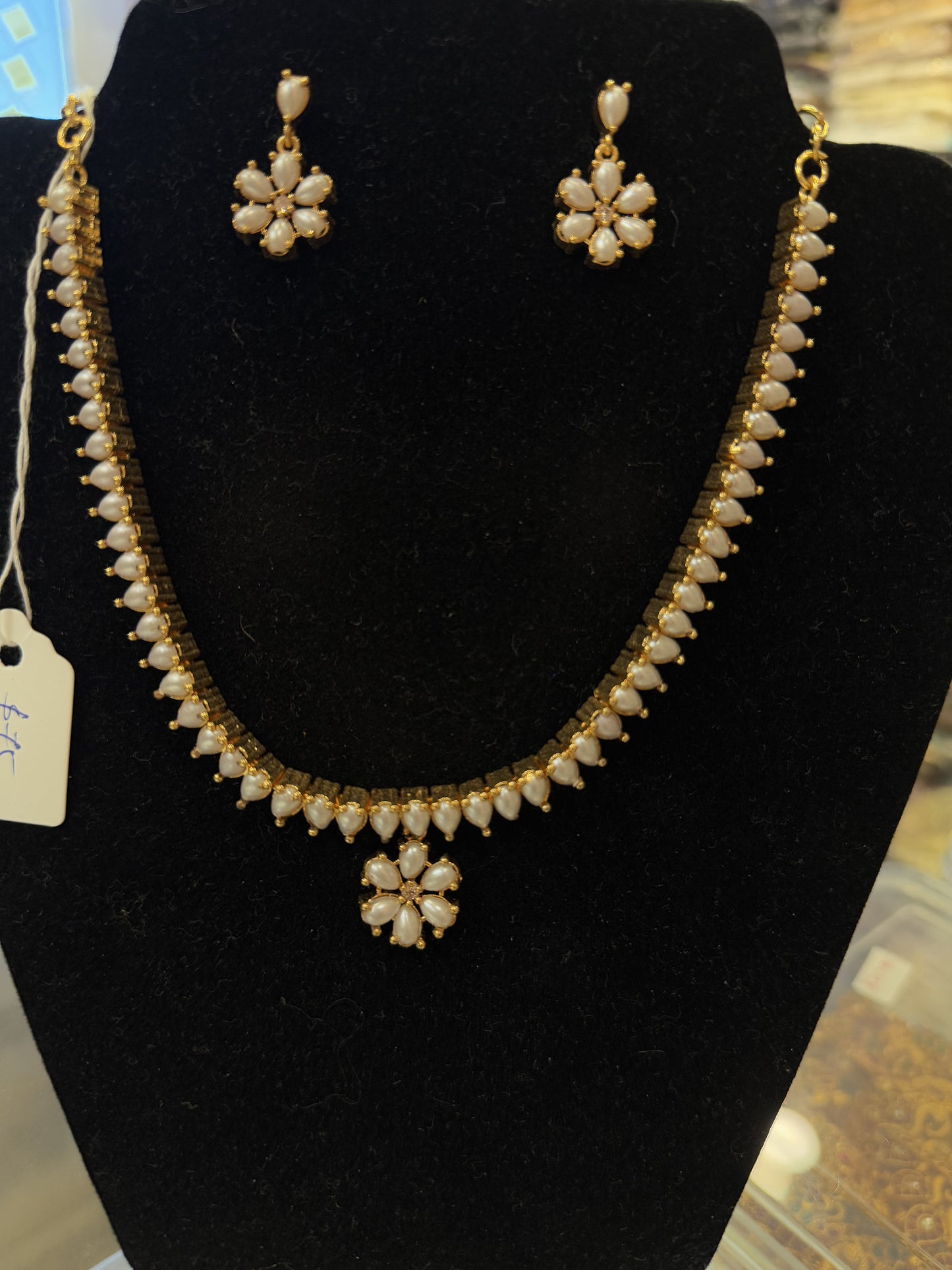 Alluring Gold Plated White Pearl Necklace With Earrings