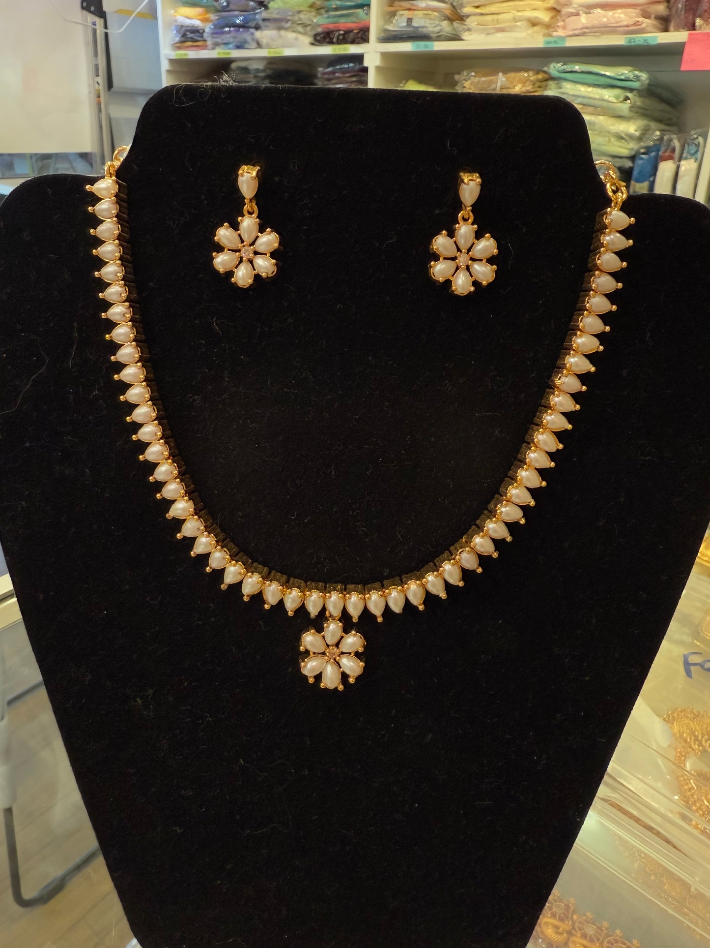 Alluring Gold Plated White Pearl Necklace With Earrings