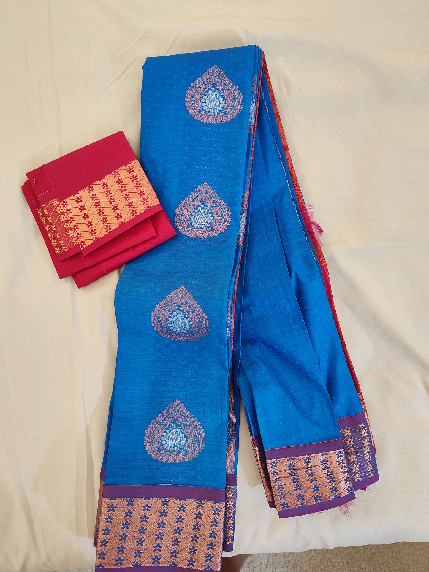 Gorgeous Blue Soft Silk Saree Included Pink Blouse With Gold Jari Flower Motif Pattern
