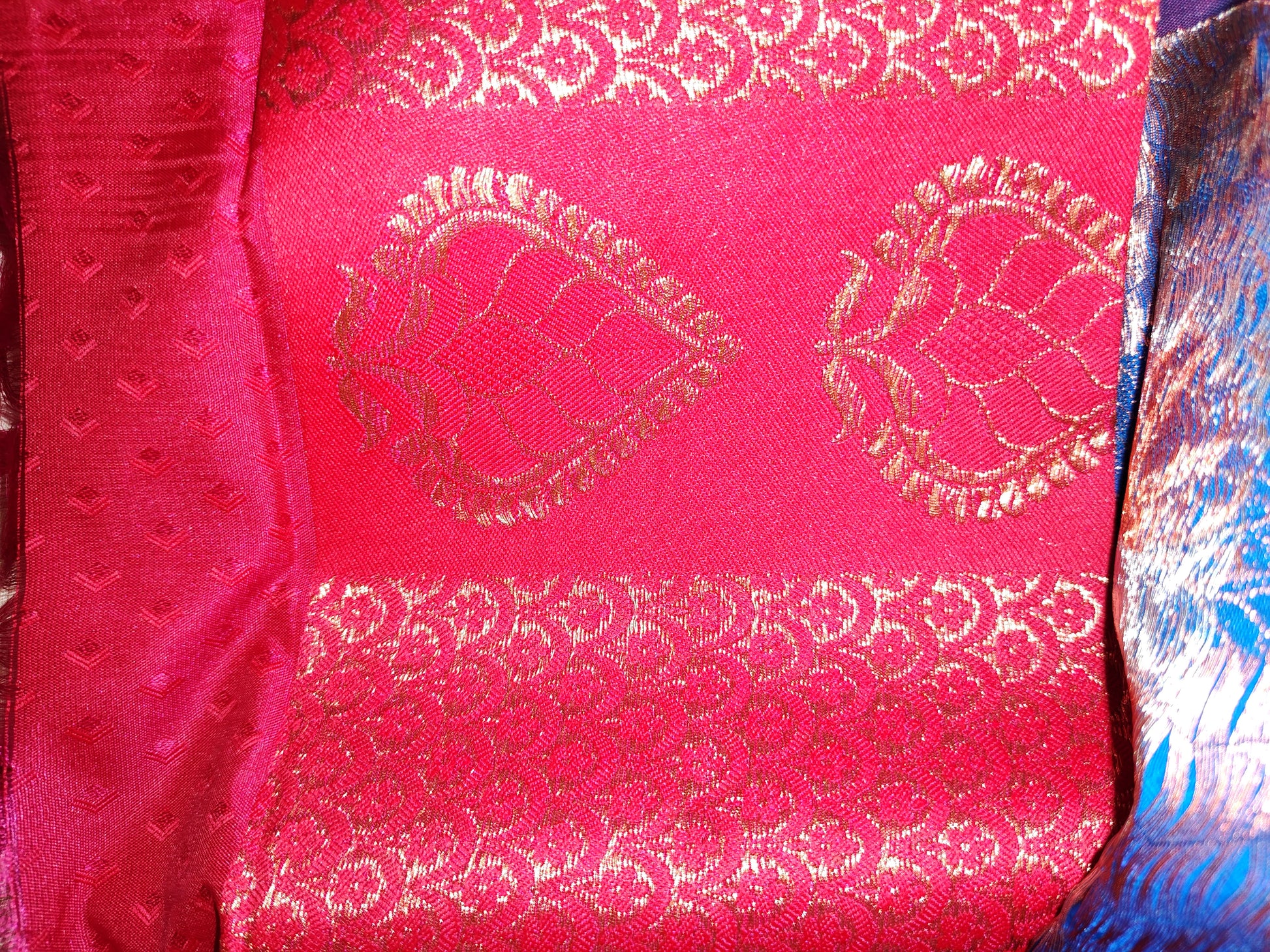 Gorgeous Blue Soft Silk Saree Included Pink Blouse With Gold Jari Flower Motif Pattern In USA