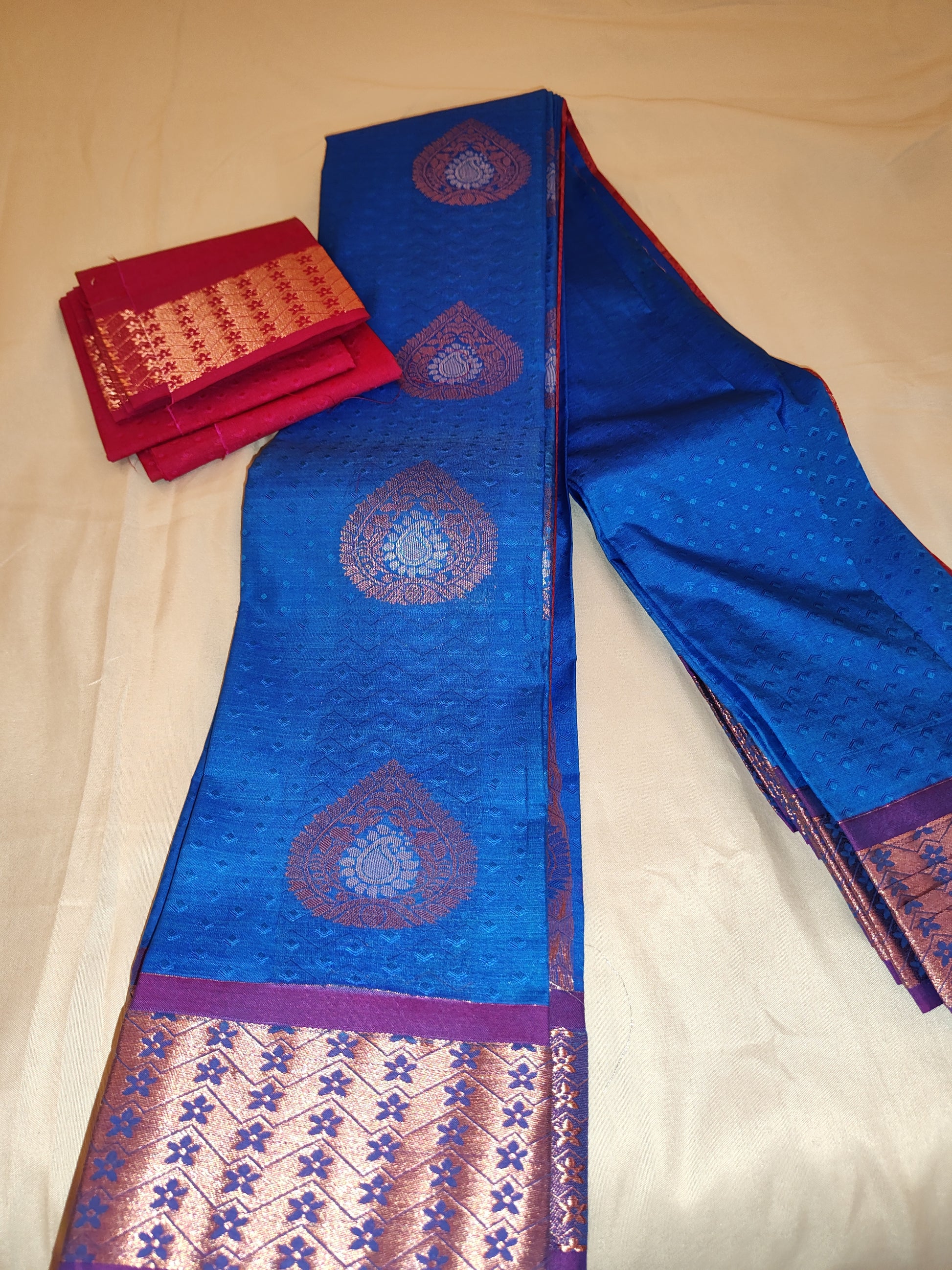 Gorgeous Blue Soft Silk Saree Included Pink Blouse With Gold Jari Flower Motif Pattern In Peovia