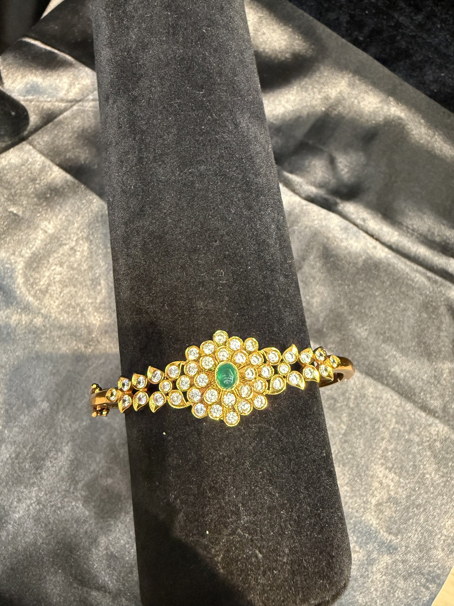 Bracelet With Flower Design In Tempe