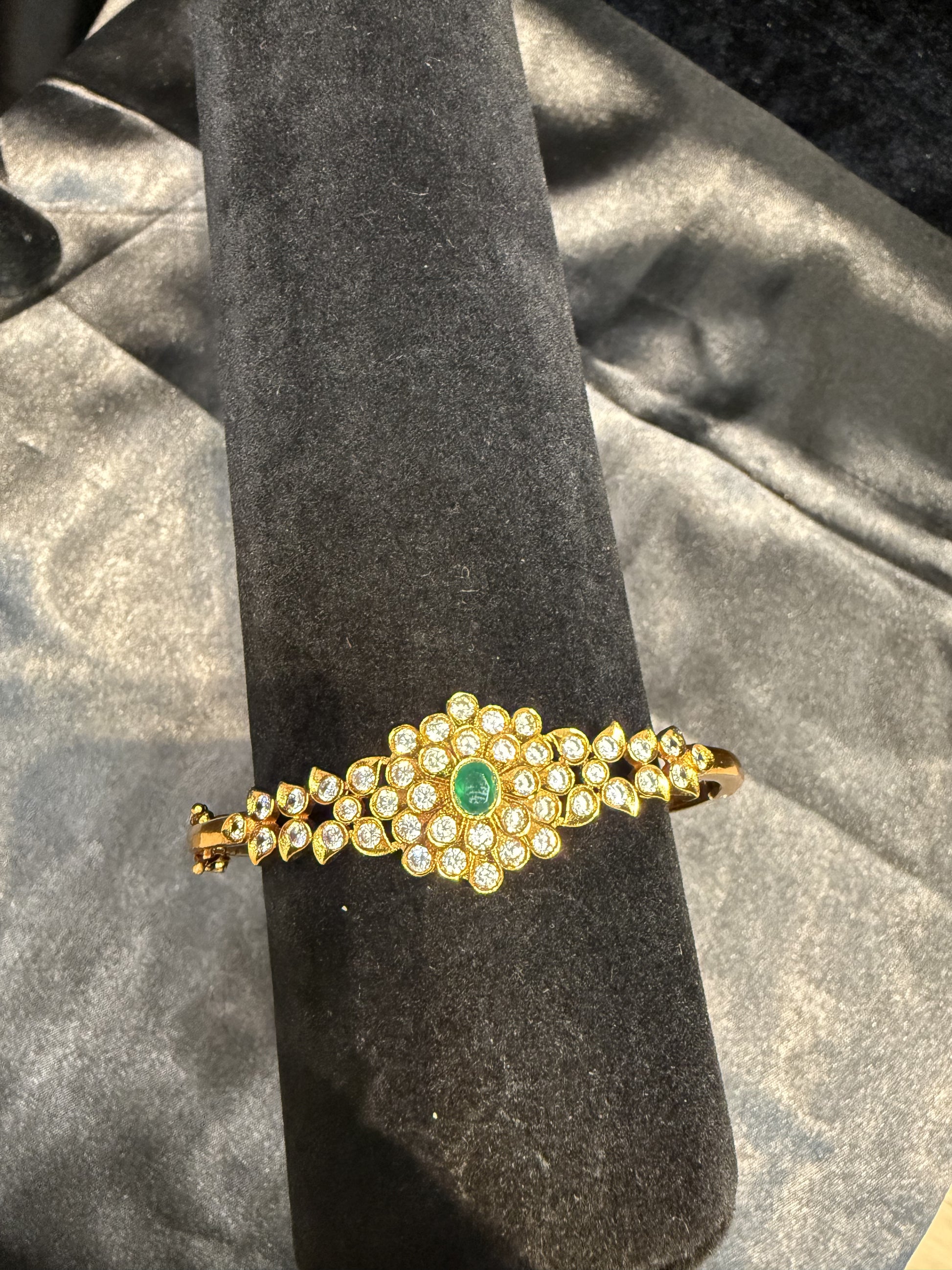 Bracelet With Flower Design In Tempe