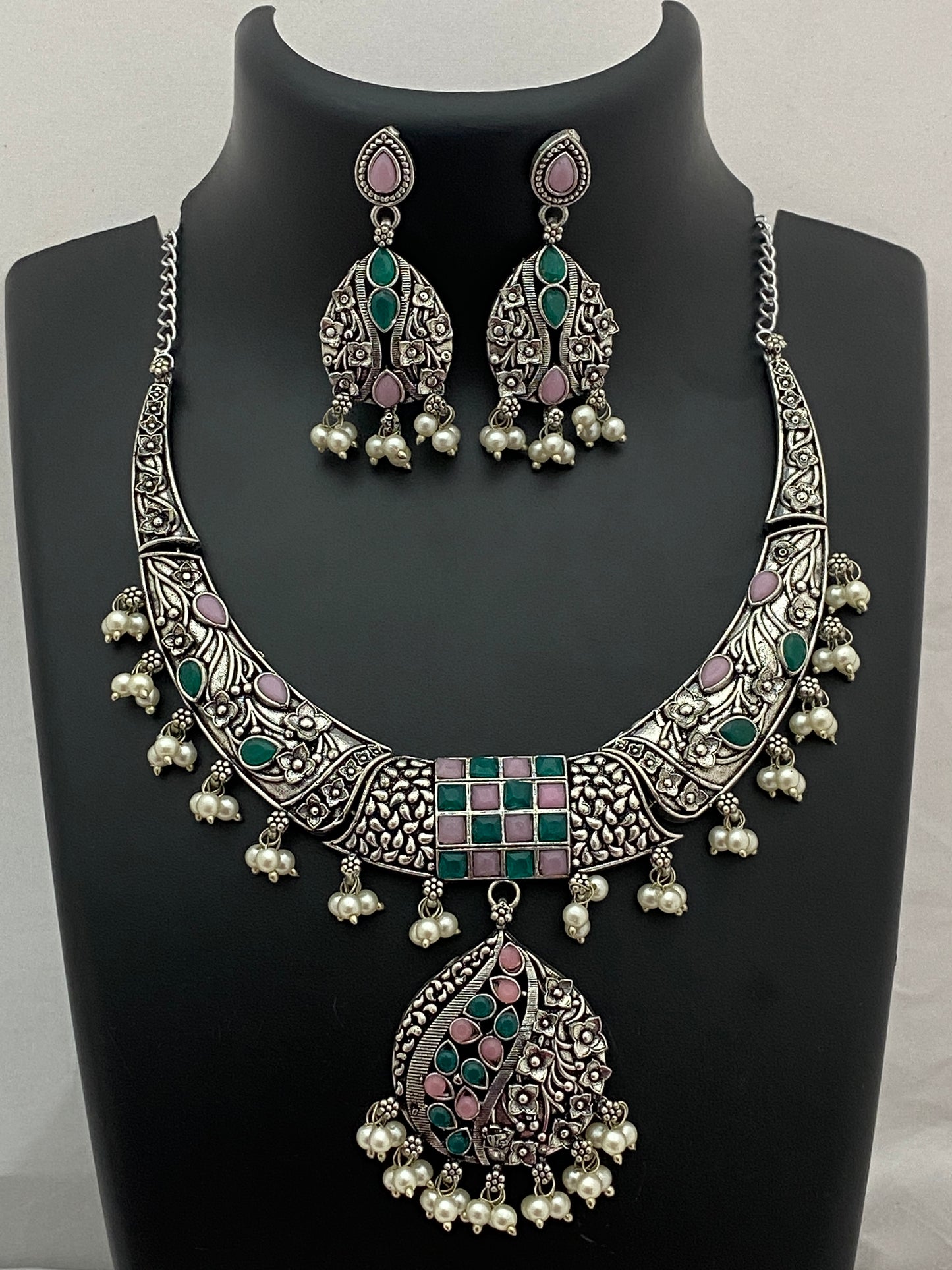 Choker Necklace Set With Emerald And Pink Stone in USA