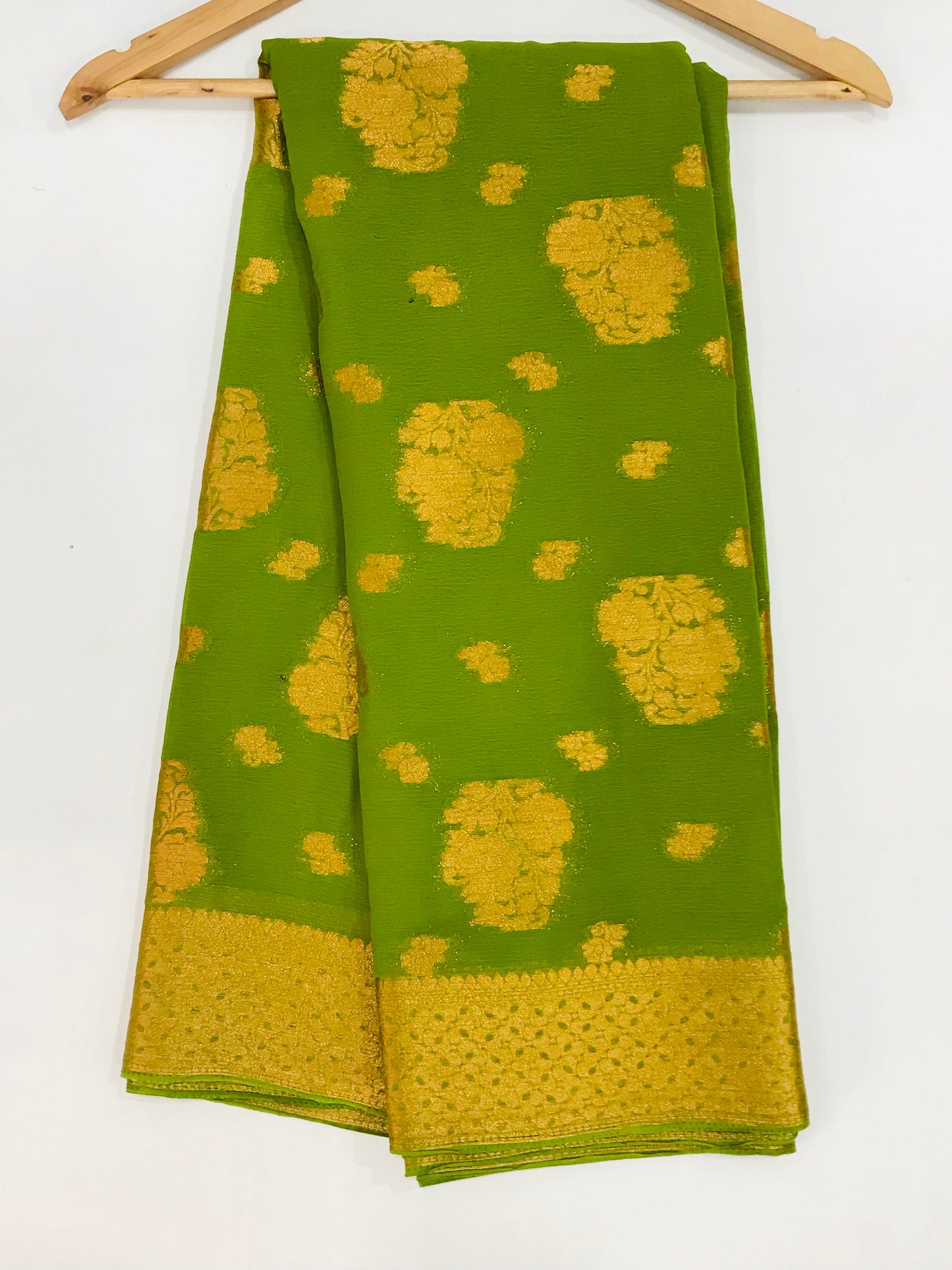 Designer Georgette Saree With Flower Motifs And Contrast Rich Pallu in Sun City