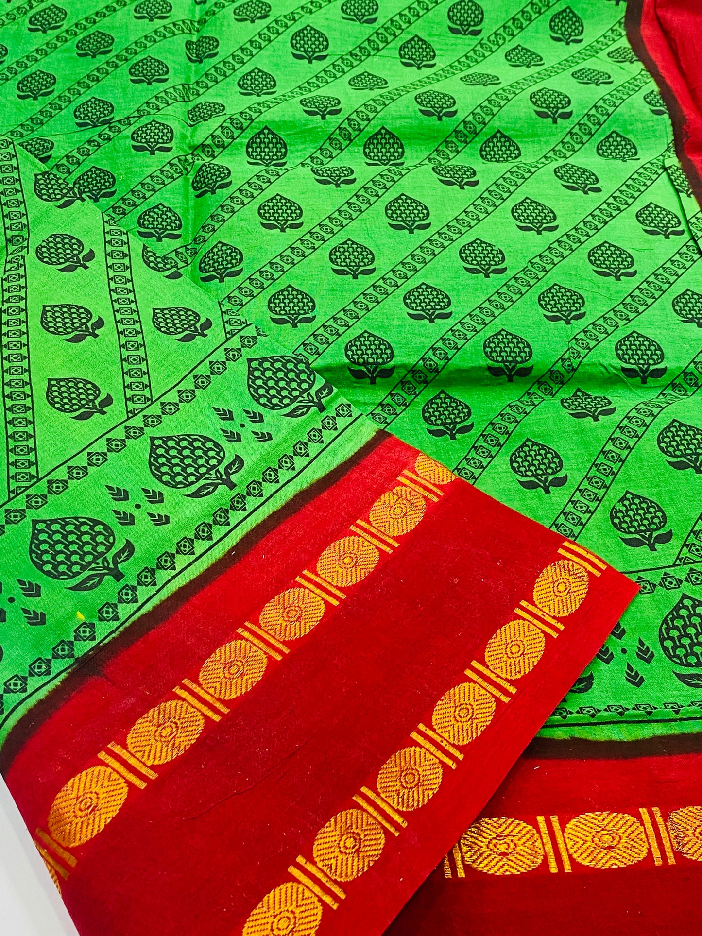 Green Color Pure Sungudi Cotton Saree With Red Contrast Zari Border Near Me