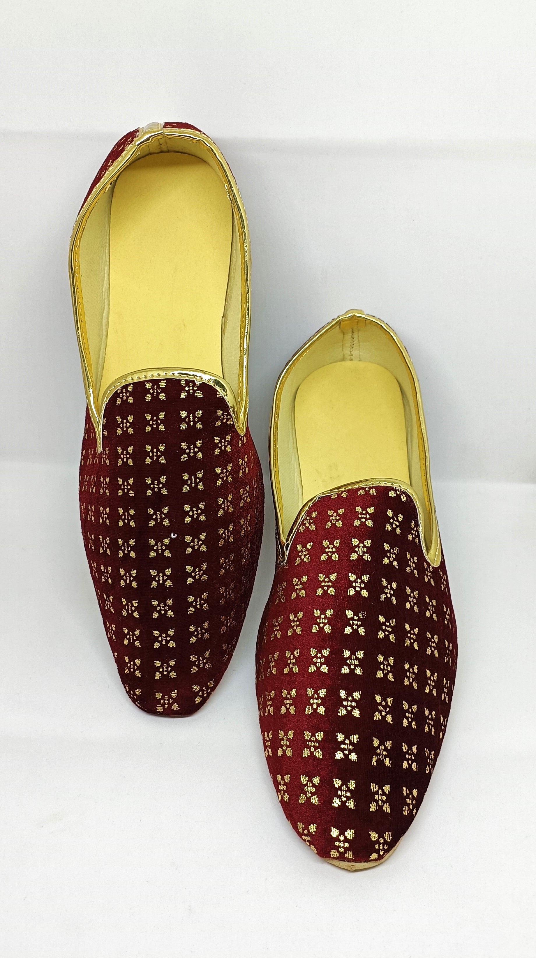 Alluring Maroon Color Mojaris In USA