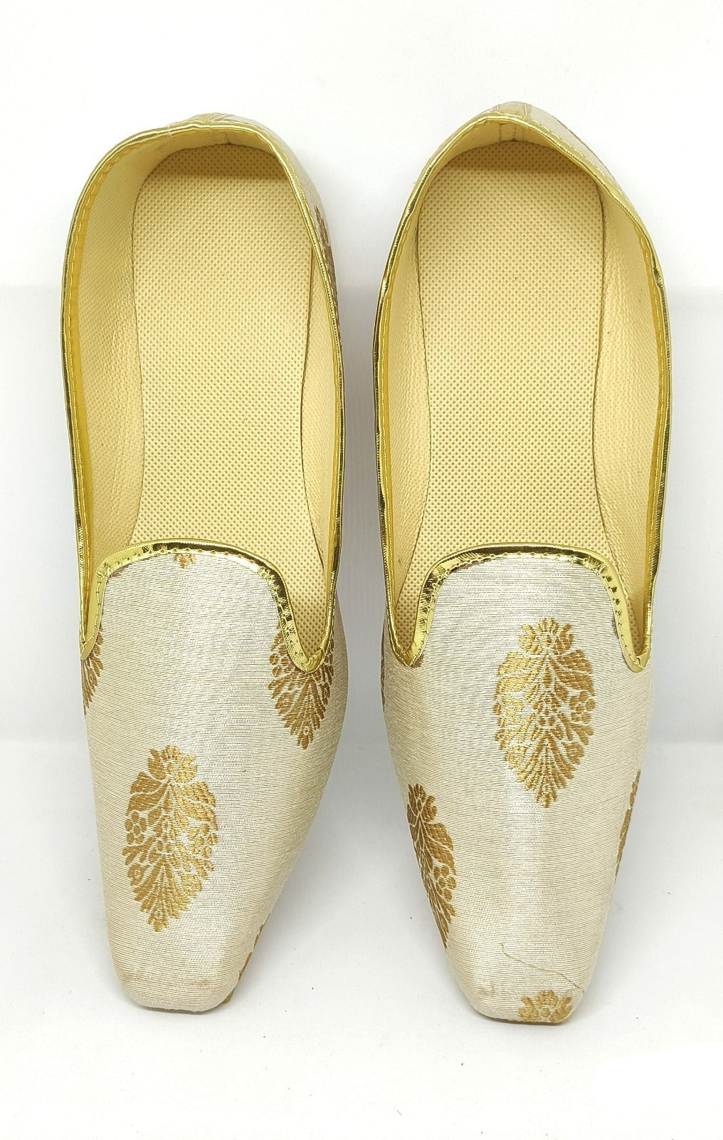 Gorgeous Cream Brocade Big Butta Mojaris For Men