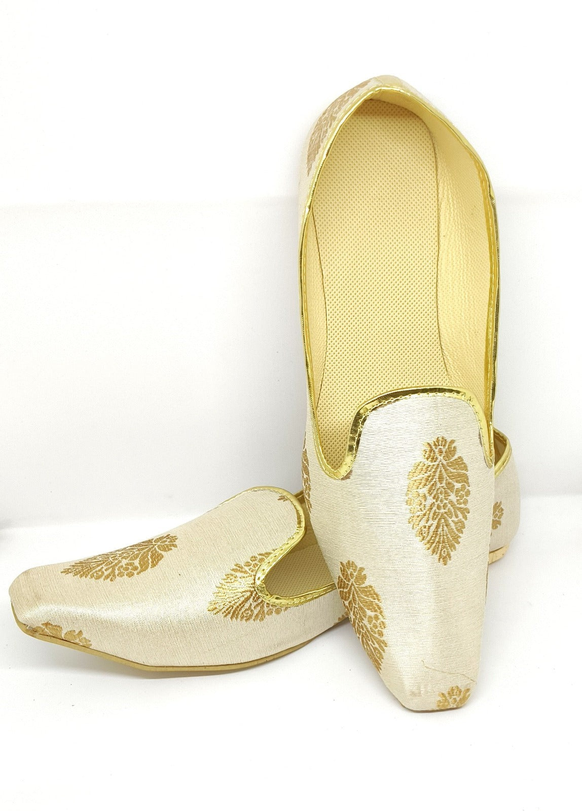 Cream Brocade Big Butta Mojaris For Men Near Me