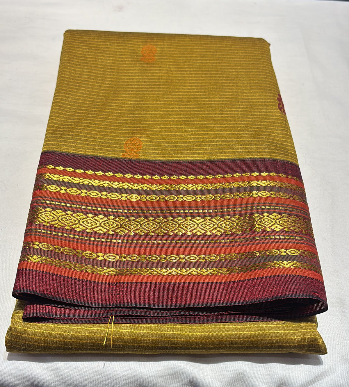 Exquisite Mehandi Green Color Pure Kanchi Silk Saree With Traditional Handwoven Elegance Featuring A Rich Maroon Border With Intricate Golden Zari Woven Designs Saree For Women