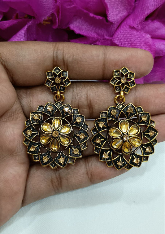 Attractive Antique Gold Earrings