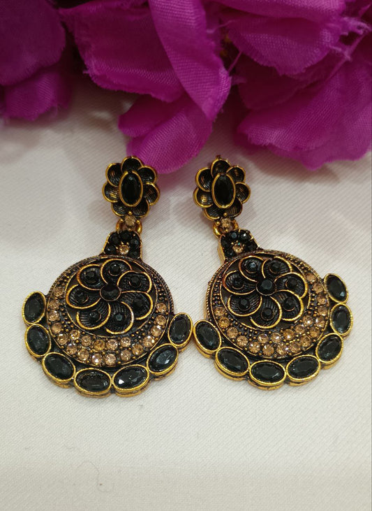 Pretty Antique Gold Hoop Design Jewelry in Black Color