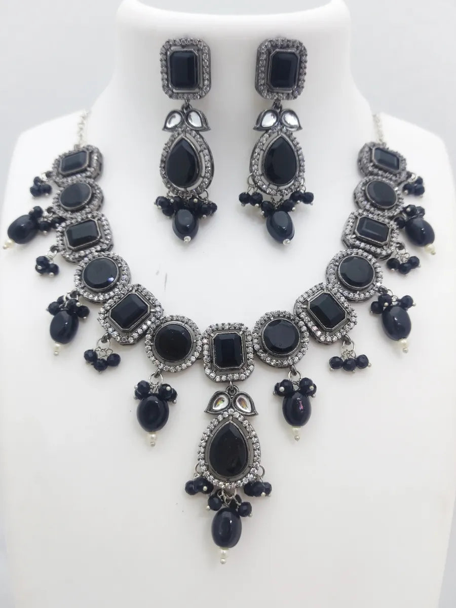 Zircon Stone Ornamented Traditional Silver And Black Color Alloy Necklace Set