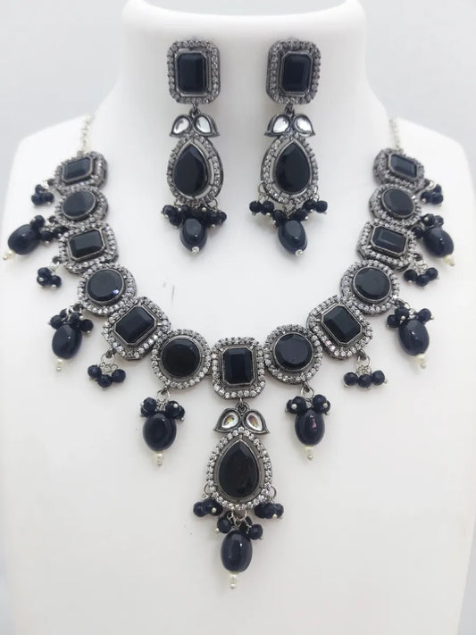 Zircon Stone Ornamented Traditional Silver And Black Color Alloy Necklace Set